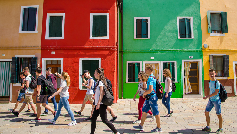 Studenti in giro per le case colorate di Burano (@Alan_Tow/iStock)